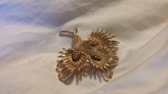 Gold Toned  Lisner Classic Flower Style Pin or Br… - image 1