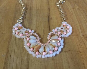 Collar babero tejido con cuentas en tonos melocotón, blanco, dorado y amarillo, bisutería, accesorio de moda