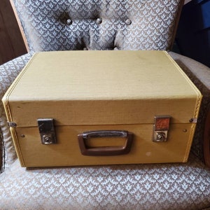 Geen naam, mosterdgeel, vinyl koffer, reistas, klein formaat, vintage bagage, fotoprop Home decor, bruin vinyl interieur