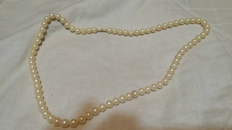 On Sale Collectible Gold Toned and Faux Pearl Beaded Necklace 22 inch Costume Jewelry image 2