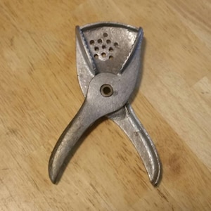 Hand Squeezing Juicer, Vintage KItchen Tool, Rustic Decor, Citrus Juicer, Cooking Tool