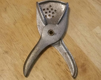 Hand Squeezing Juicer, Vintage KItchen Tool, Rustic Decor, Citrus Juicer, Cooking Tool