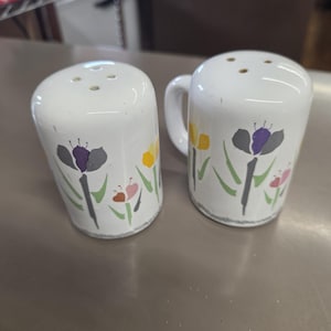 Set om 2, vita med vårblommor, salt- och pepparkar, spishällsbehållare, okänd tillverkare, samlarkök