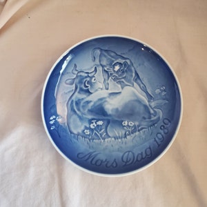 Cow with Calf, Bing and Grondahl, Mother&#39;s Day 1989, 6 inch, Copenhagen Porcelain, Collectible Plate, Wall Hanging