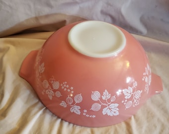 Pyrex Gooseberry Print 4 Quart Cinderella Style Mixing or Serving Bowl, Pink with White and Berry Design, 444, Vintage Kitchen