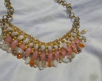 Collar babero, bisutería, accesorio de moda, cuentas en tonos melocotón, blanco, dorado y amarillo
