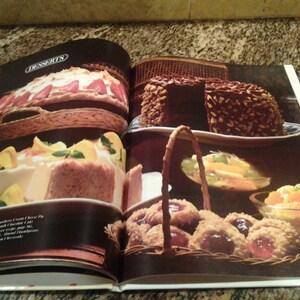 Puede incluir: Libro de cocina abierto con una variedad de recetas de postres, que incluyen una tarta de merengue de fresa, un pastel de chocolate con nueces, una tarta de crema de lim&oacute;n y galletas con relleno de mermelada. El libro tiene la palabra "DESSERTS" impresa en la parte superior de la p&aacute;gina.