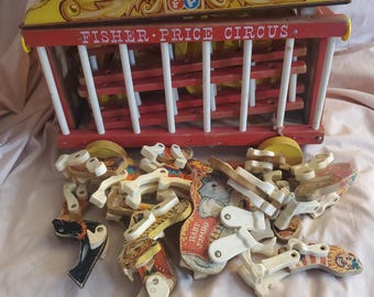 Gealtert, Fischer-Preis, 1960er Jahre Zirkuswagen mit Originalteilen und -stücken, rustikales Kinderzimmerdekor, Ausstellungsstück