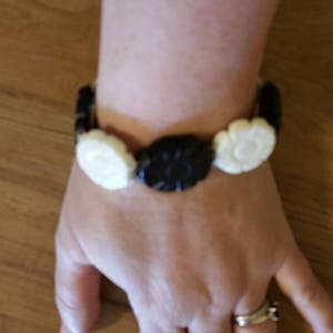 Lucite Bead Black and White Flower Stretchable Bracelet Costume Jewelry Fashion Accessory image 1