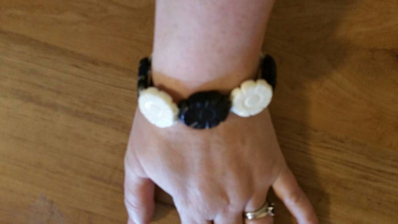 Lucite Bead Black and White Flower Stretchable Bracelet Costume Jewelry Fashion Accessory image 1