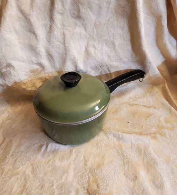 Shabby Chic, Medium Sized ,pale Hunter Green Club, 7.40 Inch Cooking Pot  With Lid, Black Handle, Metal Sauce Pan 