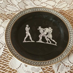 Plato decorativo o coleccionable de Pratt Fenton griego antiguo de 1800 con hombres peleando