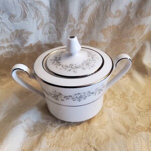 Noritake Contemporary Parkridge Pattern , Sugar Bowl with Lid, White Daisies, Green/Gray Scrolls