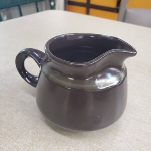 Franziskaner Avocado grün und braun, Madeira, Milchkännchen oder Sirupkrug, braune Blumen auf braunem, grünem Band