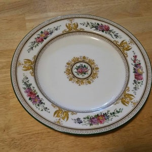 Wedgwood Columbia, 9 inch Luncheon Plate,  Columbia White (Center Medallion,Green Trim)