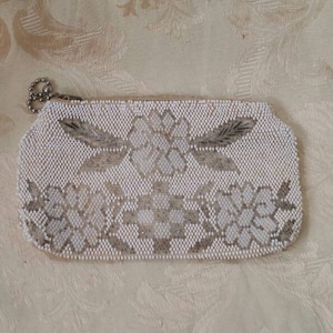 Hecho en Checoslovaquia, microperla, perla en tono crema y plata, bolso de embrague pequeño o bolso de noche, diseño floral