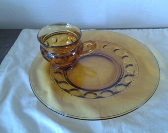 En vente Indiana Glass 10 pouces Assiette à dîner et Mug King’s Crown Gold / Amberina Serving Set Thumbprint Glass