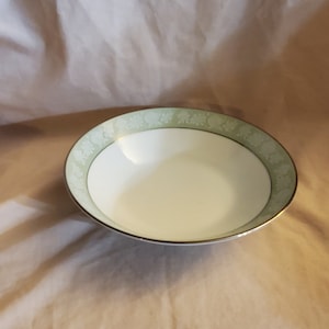 Noritake Vienne, tazón para sopa/ensalada/cereales de 7.5 in con rosas blancas sobre banda verde, ribete de platino, fuente para servir
