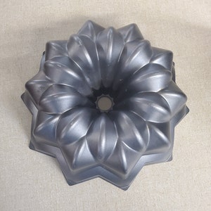 Used Nordic Ware, Star Designed, 10 Cup Large Cast Aluminum, Bundt Cake Pan, Vintage Kitchen, Home Decor, Baking Tool