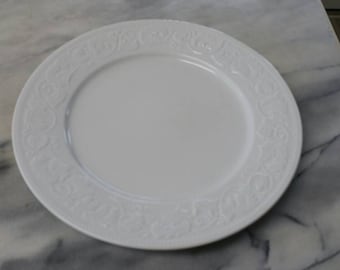 Faberware, Alsace 4242, 25 cm mat- eller snitttallrik, präglad blom- och gitterdekor, helt vit