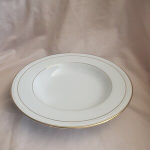 Noritake White Scapes China, tazón de sopa o ensaladera de 9,75 pulgadas, patrón Lockleigh, bandas doradas, borde en relieve, sin calcomanías, hecho en Japón