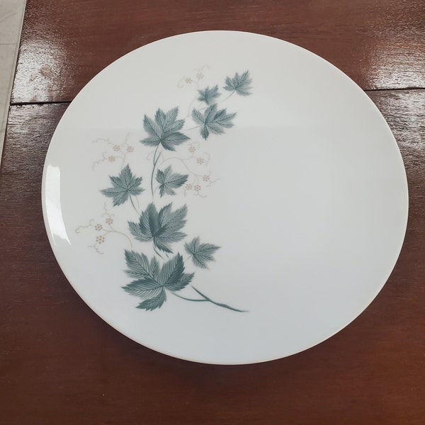 Noritake Cook N Serve Wild Ivy Pattern 10 5/8 inch Dinner Plate, Green/Gray Ivy Leaves Made in Japan, 1970s China