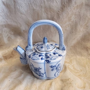 Small Single Serve, Blue and White Chinese Teapot with Chinese Floral Design, Vintage Serving Dish