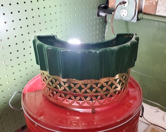 Lampada TV funzionante di Maddux of California Pottery degli anni '60 con fioriera verde, lampada vintage, vaso da fiori con cromatura dorata