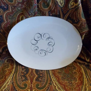 Zeldzame vondst, Style House, Rhythm, Fine China 13,75 inch ovale serveerschaal met zwart en grijs cirkelvormig decorcentrum
