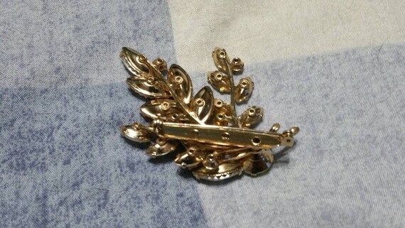 Gold Toned and Faux Pearl Leaf and  Flower Brooch… - image 2