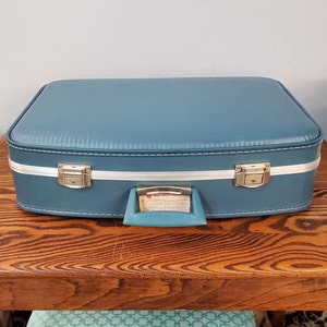 Valise bleue de taille moyenne et rigide, décor à la maison, boîte de mariage vintage, étui de voyage, étui du milieu du siècle
