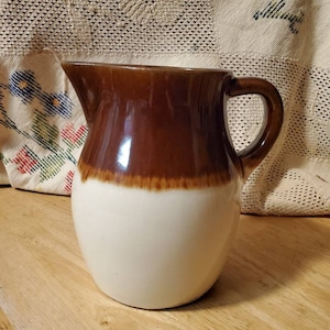 Creme und Braun, Roseville RRP Company, Dripware mit Wasserkrug, hergestellt in den USA, Dekor im ursprünglichen Stil, Landhausküche