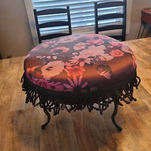 Tout neuf, tissu, repose-pieds violet Batick Rayon rose et blanc avec frange noire, pouf à profil bas avec pieds en métal, tissu doux