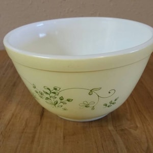 Shenandoah Pattern Pyrex 750 ML Glass Dish or Mixing Bowl Yellow with Green Flowers Vintage Kitchen Collectible Bowl