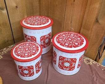 Invecchiato, Set di 3, Meister, Prodotto in Brasile, Scatola di metallo floreale rossa e bianca, Barattoli portaoggetti, Decorazioni da cucina vintage, Scatole impilabili