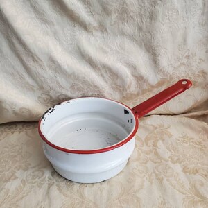 Esmalte blanco y rojo envejecido, artículos de granito, caldera doble o olla de salsa, artículos de cocina rústicos, colgantes de pared