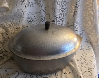 Asador grande de aluminio plateado con tapa, muy apreciado, hecho a mano. Herramienta de cocina vintage para cocinar pavos.