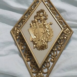 Hollywood Regency Style Gold Toned Homco plastica a forma di diamante con violino e spartiti