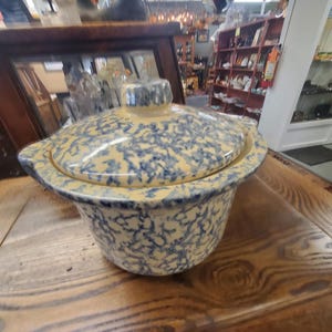 RRP Company Roseville, Ohio Spongeware, 8.40 inch Blue and Tan Crock or Covered Casserole Dish, Centerpiece Decor, Serving Dish, Flower Pot