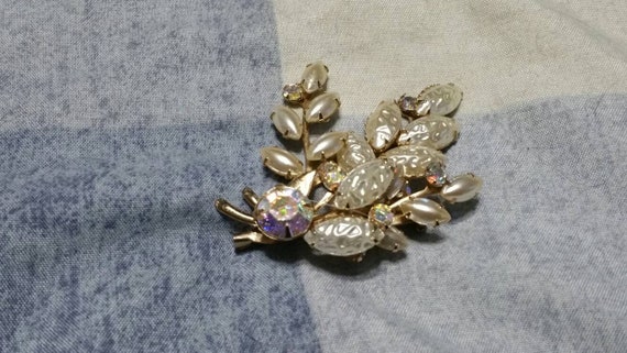 Gold Toned and Faux Pearl Leaf and  Flower Brooch… - image 1