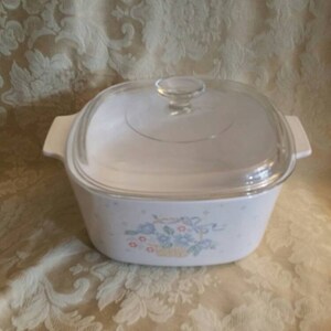 A 3 B, Country Cornflower, 3 Quart Square Serving Baking Dish or Dutch Oven Corning/Pyrex Ware with Lid, Basket Design