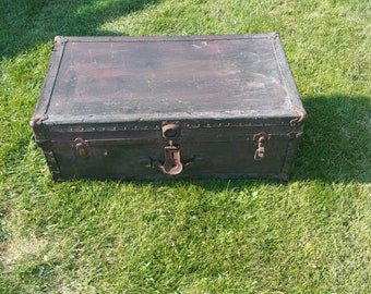 Very Rustic Western  Flat Topped Trunk  or Foot Locker Home Decor Blanket Chest Vintage Suitcase