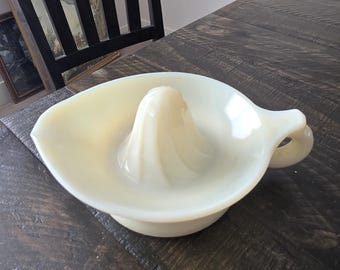 Exprimidor o rallador de vidrio blanco roto McKee con mango, estilo retro, utensilio de cocina vintage.