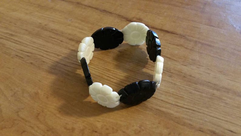 Lucite Bead Black and White Flower Stretchable Bracelet Costume Jewelry Fashion Accessory image 3