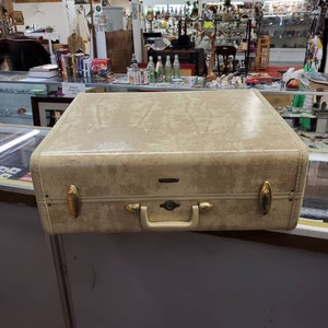 Grote vintage Shwayder Brothers, Samsonite bagagekoffer, marmer crème ivoor olijfgroen satijnen interieur met inzetstukken