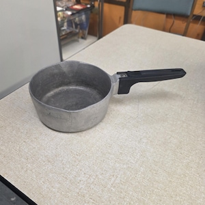 Wagner Ware, Magnalite, Sidney 0 Kastrull, 4680 Petite Gourmet-kastrull, 1 liter med pip på sidorna, gjutjärn med kraftigt gummihandtag