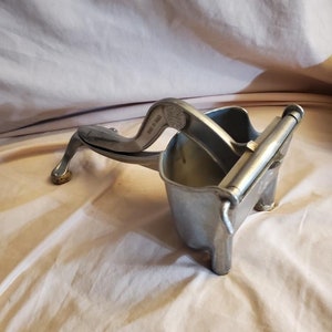 Rustic, Wear Ever, Aluminum Juicer, Vintage Kitchen Tool, Farmhouse Style, No Batteries Required