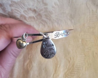 Brighton, Peace on Earth, Versilberter Armreif mit Taube und Herz Anhänger, Designer Armband, Gebürstetes Metall, Fashion Statement