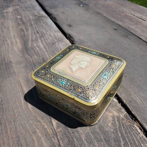 Made in Holland, geprägtes Gelb und Silber Design, gealterte quadratische Teedose mit Cameo-Design, Aufbewahrungsbox im Cottage-Stil