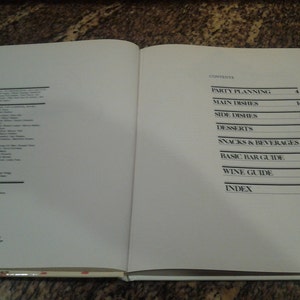 Puede incluir: Un libro titulado "The Entertaining Cookbook" con una tabla de contenido que enumera diferentes secciones, incluyendo Planificaci&oacute;n de fiestas, Platos principales, Guarniciones, Postres, Aperitivos y bebidas, Gu&iacute;a b&aacute;sica de bar, Gu&iacute;a de vinos e &Iacute;ndice. Los n&uacute;meros de p&aacute;gina de cada secci&oacute;n se enumeran junto al t&iacute;tulo de la secci&oacute;n.